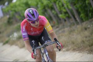 Marlen Reusser s&rsquo;impose en solitaire sur l&rsquo;étape des chemins de vigne, Marianne Vos reste en jaune